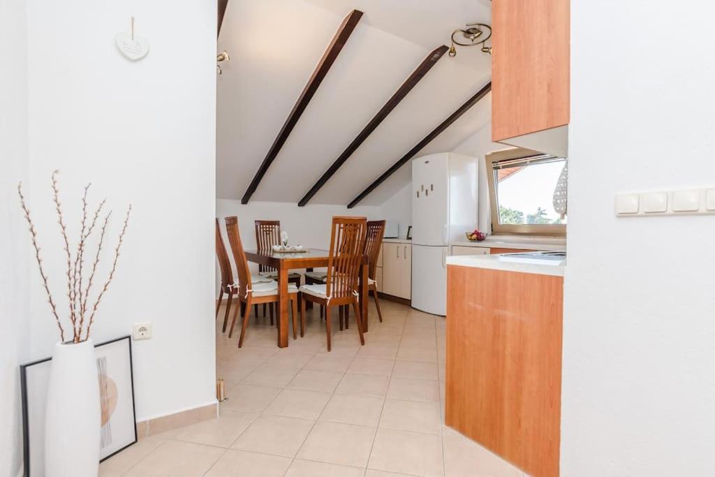 Apartment Roko - Up To 4 People With Free Parking Zadar Exterior photo