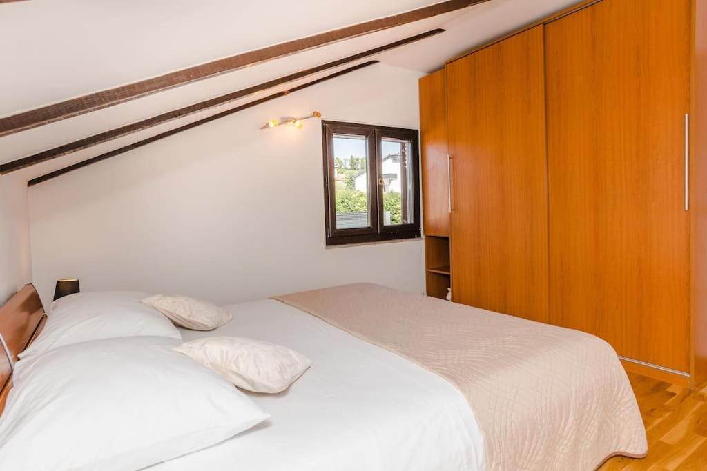 Apartment Roko - Up To 4 People With Free Parking Zadar Exterior photo